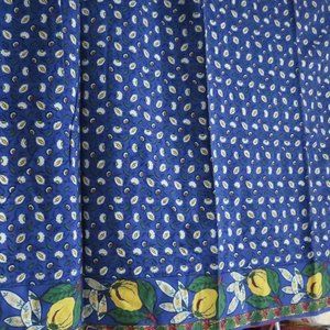 Large Vintage Tableclothe with 8 Napkins